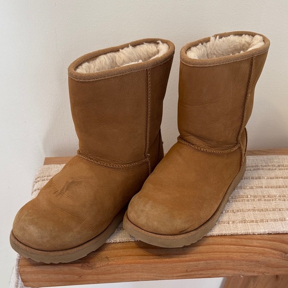 UGG Other - UGG kids Classic II Tan chestnut Sheepskin Boots size 3kids or 4.5-5 womens